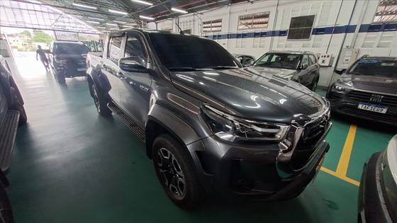 TOYOTA HILUX 2.8 D-4D TURBO DIESEL CD SRX PLUS 4X4 AUTOMÁTICO TOYOTA HILUX 2.8 D-4D TURBO DIESEL CD SRX PLUS 4X4 AUTOMÁTICO